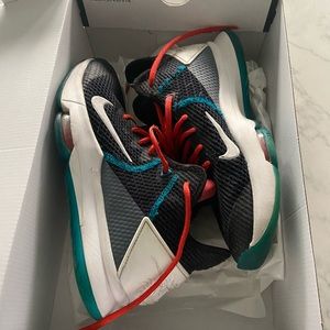 Nike Men's Lebron Witness IV Basketball Shoe 8